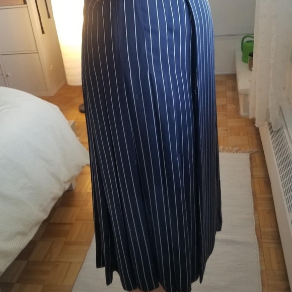 Aritzia Babaton skirt - Picture 3 of 4